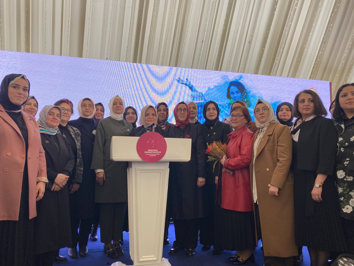 aysekesir's tweet photo. #8MartDünyaEmekçiKadınlarGünü 

81 ilde eş zamanlı olarak düzenlediğimiz basın açıklamasında; 22 yıllık iktidarımızda kadınlar lehine yapılan düzenleme ve kazanımları vurguladık. 

✔️Kadın ve erkeğin adalet içinde toplumu birlikte inşa edeceğine inandık. Yasakları, ayrımcılığı tarihe gömdük. 

✔️Kız öğrencilerin üniversitelileşme oranı iktidara geldiğimiz 2002 yılından bugüne %13.5’ten %51’lere yükseldi.

✔️Kamuda kadın istihdamı % 40’ı aştı.

✔️2004 yılında ilk defa Anayasamızın 10. maddesine “Kadınlar ve erkekler eşit haklara sahiptir” hükmünü ekledik.

✔️ 2013 yılında kadınlar aras��ndaki ayrımcılığı tamamen ortadan kaldırdık. 
7 Haziran 2015 tarihinde kadınlar seçme ve seçilme hakkını tam olarak kullanmaya başladı.

Kadim doğrular ve yeni gerçekler ışığında; alın teri ve akıl teriyle, emeğiyle fedakarca destan yazan kadınların başarılarıyla gurur duyuyoruz.

Daha güçlü, daha eşit ve daha adil bir toplum için kadın erkek omuz omuza, birlikte çalışma azim ve kararlılığımızı yinelemek istiyorum.

#YüzyılınKadınları  @Akparti