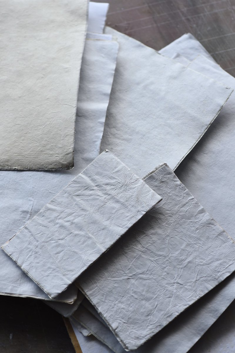 久しぶりにカミロボを作りました。
少し前から紙そのものを作る実験を続けていたのですが、今回はそんな自作の紙を使ってカミロボを作ってみました。
白い紙の質感そのもののカミロボなので、名前は「白紙（ハクシ）」と名付けました。