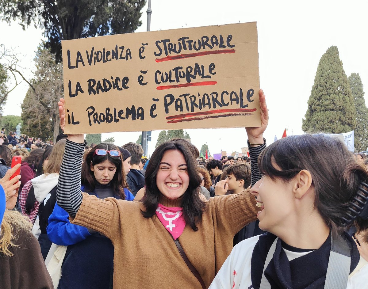 Senza parità non ci può essere una essere democrazia compiuta. Fino a quando esisteranno donne che devono abbandonare il lavoro dopo essere diventate madri, donne che guadagnano meno dei loro parigrado uomini, escluse dai vertici nei luoghi di lavoro, costrette a vagare da un