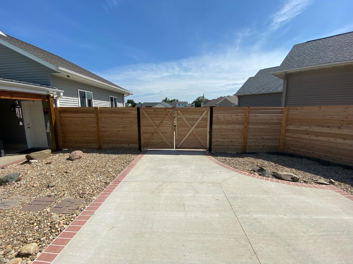 lifetimefence98's tweet photo. Horizontal Wood installed in Marion. The combination of the beautiful landscape and the classic wood is a great look! https://t.co/LOfrtLanXD