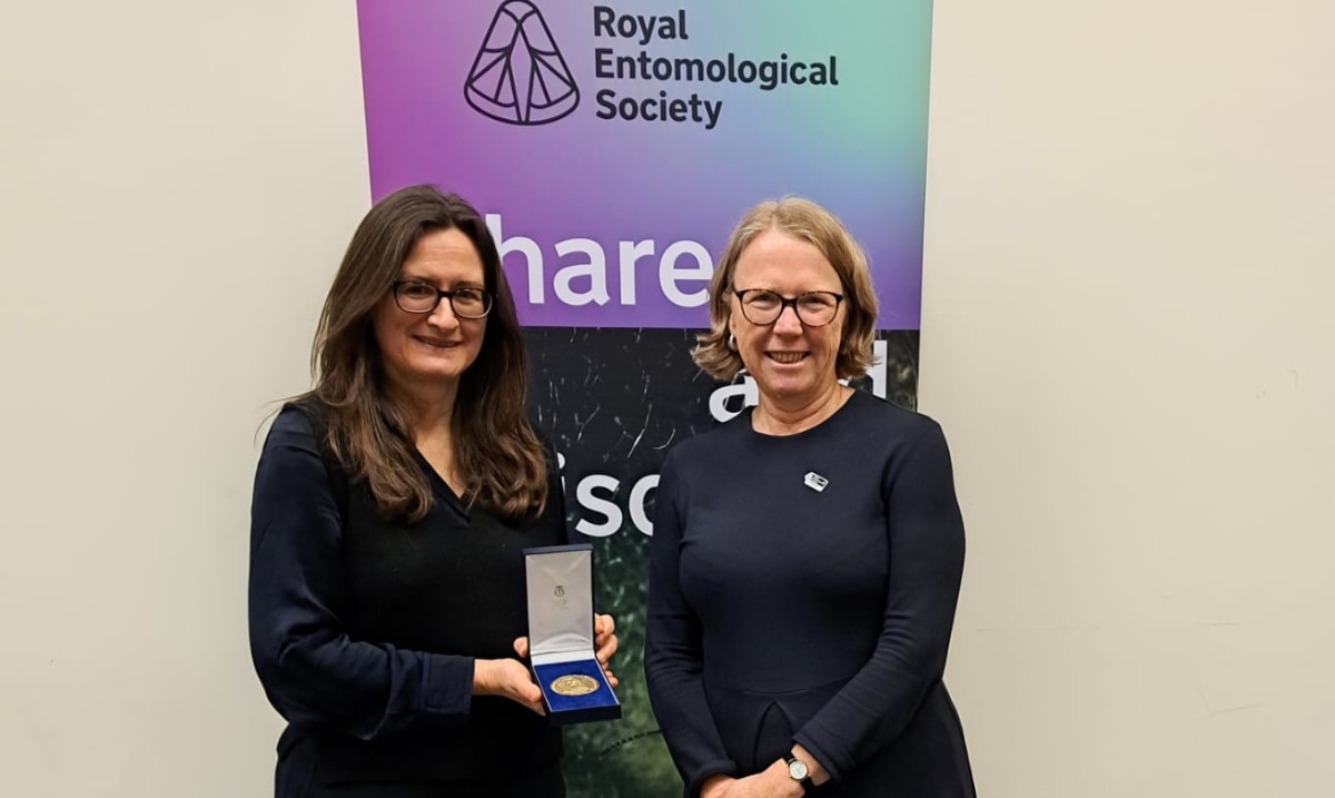Highlighting two of many amazing #WomenInScience on #InternationalWomensDay, here is a photo of RES President @JaneHillYork awarding @BuryingBeetle the President's medal after delivering a fantastic #VerrallLecture24. Watch the #VerrallLecture 🔽 youtube.com/watch?v=W86Obv…