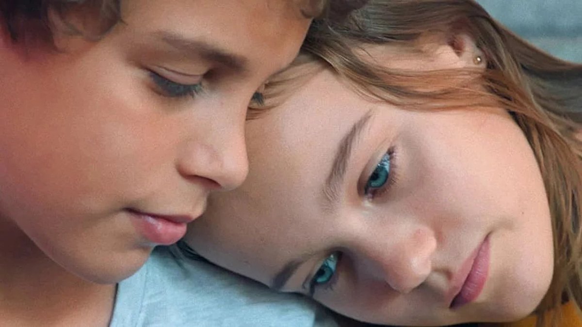CineverseOff's tweet photo. 📺 CE SOIR À LA TÉLÉ
#LaCour (2022) de Hafsia Herzi, à 20:55 sur @ARTEfr !
À peine arrivée dans sa nouvelle école, Anya se révolte contre les garçons qui règnent sur la cour, devenue leur terrain de foot. Une fiction douce-amère sur la rudesse et les joies de l'enfance ! https://t.co/Emd2RBKLMU