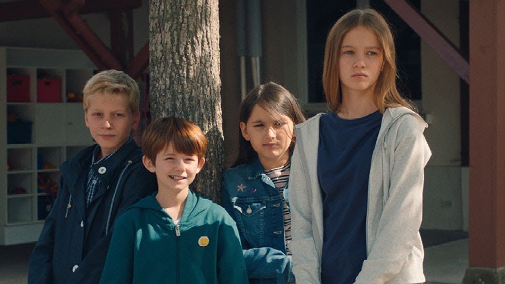 CineverseOff's tweet photo. 📺 CE SOIR À LA TÉLÉ
#LaCour (2022) de Hafsia Herzi, à 20:55 sur @ARTEfr !
À peine arrivée dans sa nouvelle école, Anya se révolte contre les garçons qui règnent sur la cour, devenue leur terrain de foot. Une fiction douce-amère sur la rudesse et les joies de l'enfance ! https://t.co/Emd2RBKLMU