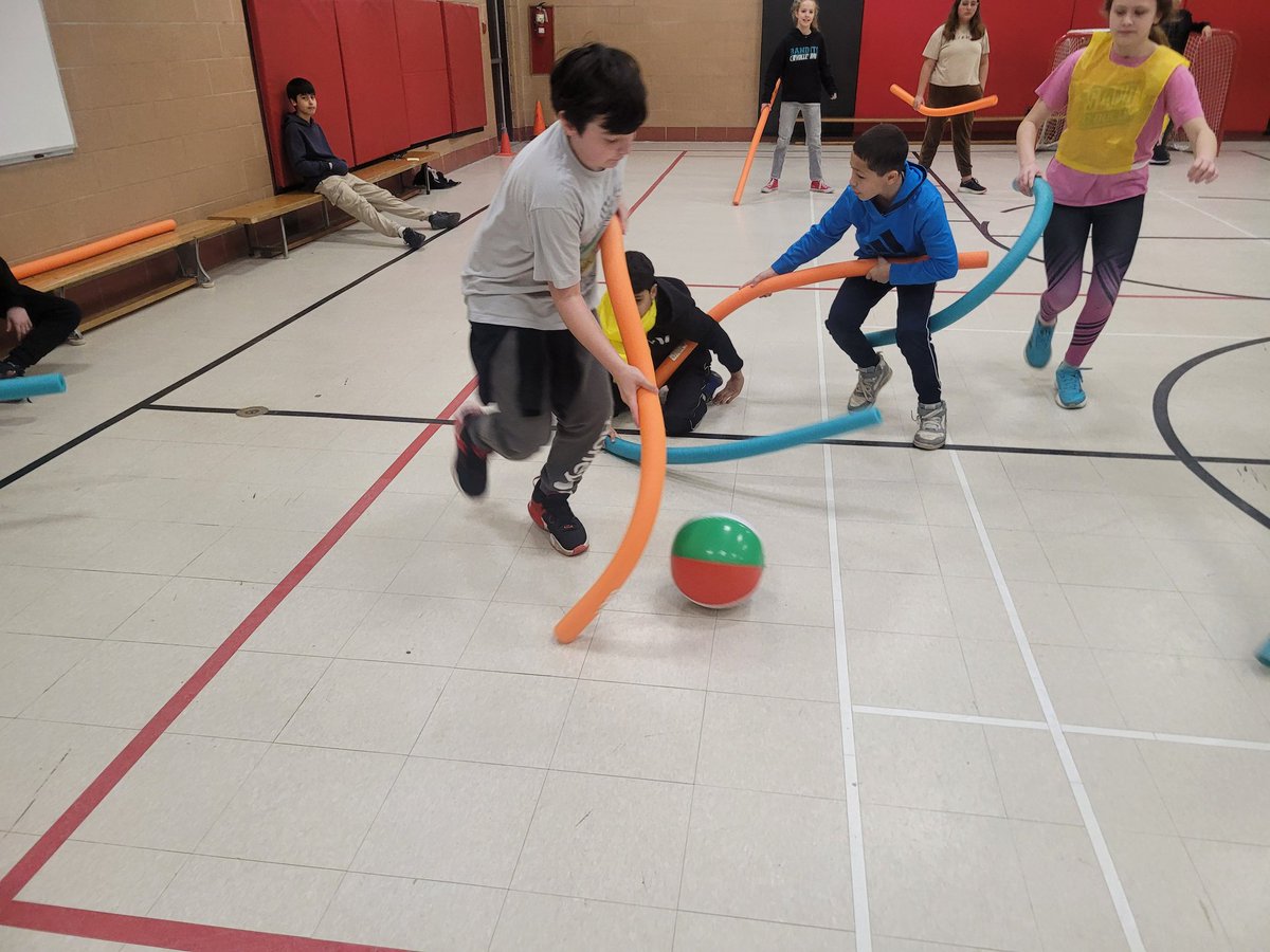 Freclnch Carnaval!! Bonhomme was having a blast playing pool  noodle hockey!! <a href="/gecdsbpro/">GECDSB PR</a> <a href="/GlenwoodGriffin/">Glenwood Griffins</a> <a href="/teach_terri/">Terri Barrette</a>