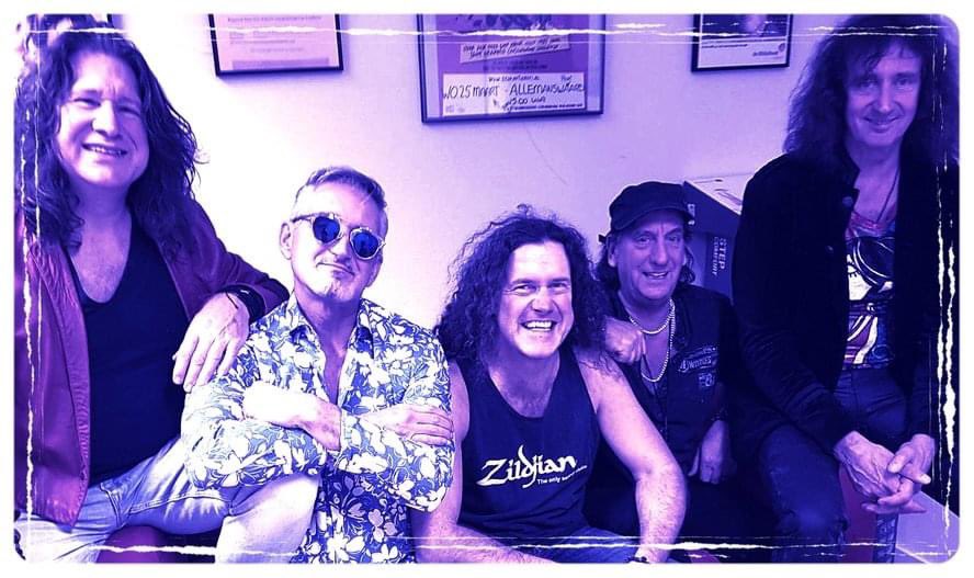 Zaterdagavond:
Deep Purple door Purple Strangers!  Purple Strangers speelt alle hits met authentieke instrumenten vol passie en met oog voor detail. 

Zaal open: 21:00 uur
Aanvang: 21:45 uur

Er zijn nog enkele kaartjes te koop! 
Prijs: €12.50 (VVK)
Deur € 15,00