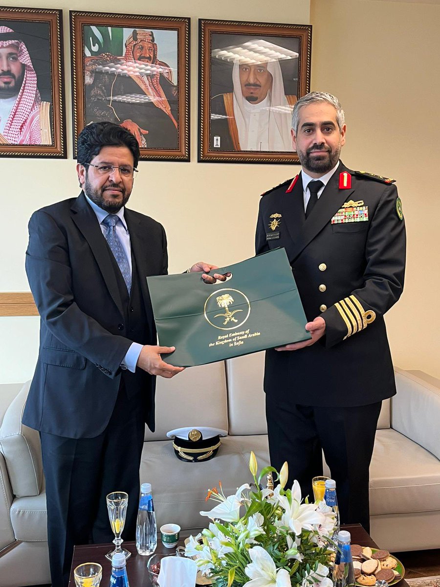 KSAembassyBG's tweet photo. التقى سعادة القائم بأعمال السفارة الدكتور/ نايف بن عصاي بسعادة الملحق العسكري في بوخارست وصوفيا العقيد البحري الركن /مشعل عبدالعزيز الفاضل لدى زيارته مقر السفارة في صوفيا، وجرى خلال اللقاء مناقشه سبل تعزيز العلاقات مع جمهورية بلغاريا وتبادل الهدايا التذكارية. https://t.co/R36hST6s8V