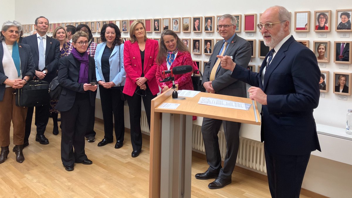 #JournéeDesFemmes: occasion de s'inspirer des progrès accomplis dans la diplomatie 🇨🇭 et de continuer à œuvrer vers la #parité femmes-hommes. Dans notre sala Pometta au @EDA_DFAE: échange avec les représentations diplomatiques à Berne pour montrer l'engagement 🇨🇭 dans le monde.