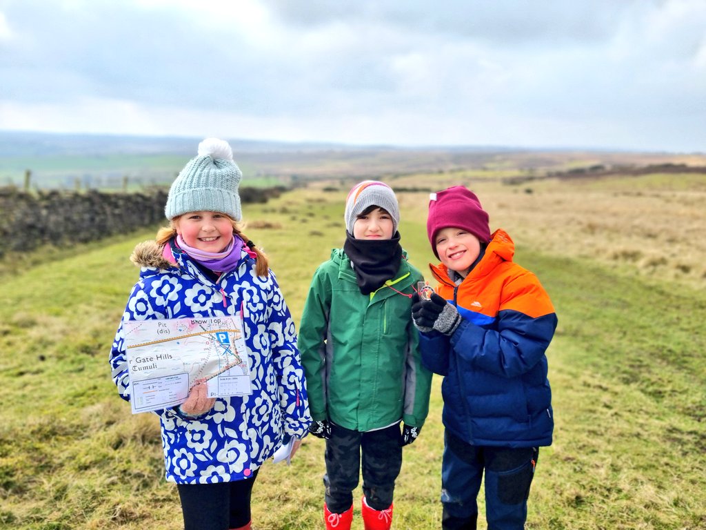 HelenEmmett21's tweet image. A fabulous day (albeit cold) on the Fylingdale Moors with Year 5 @ScarColl practising map skills. #Geography #fieldwork #mapskills