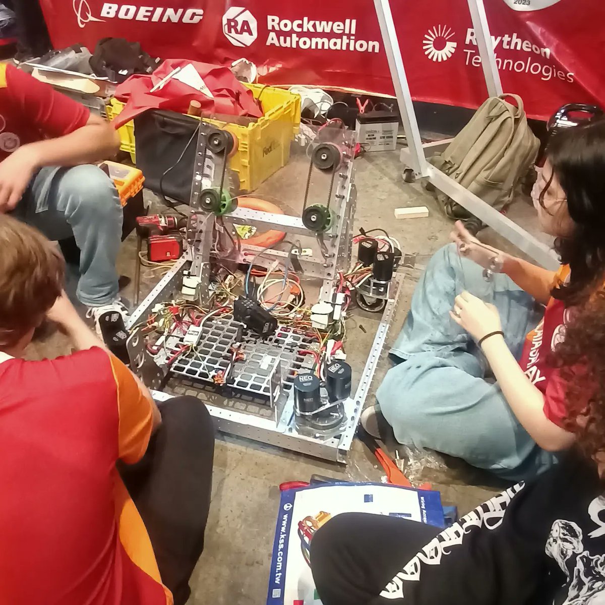 🇨🇵Le tournoi de robotique #frcturkey a commencé aujourd'hui par des matchs d'entraînement. Demain débuteront les rencontres de classement.
🇹🇷 Bugün #frcturkey robotik turnuvası hazırlık maçlarıyla başladı. Yarın sıralama maçlarıyla devam edecek.