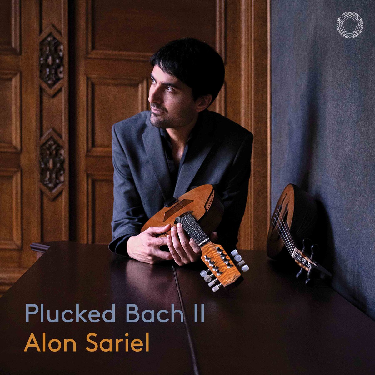 'Plucked Bach II', performed by Alon Sariel, received an outstanding review from @GramophoneMag! Listen to the album now on @AppleMusic, @Spotify, @idagio_official, and more! 🎶lnk.to/pluckedBachII