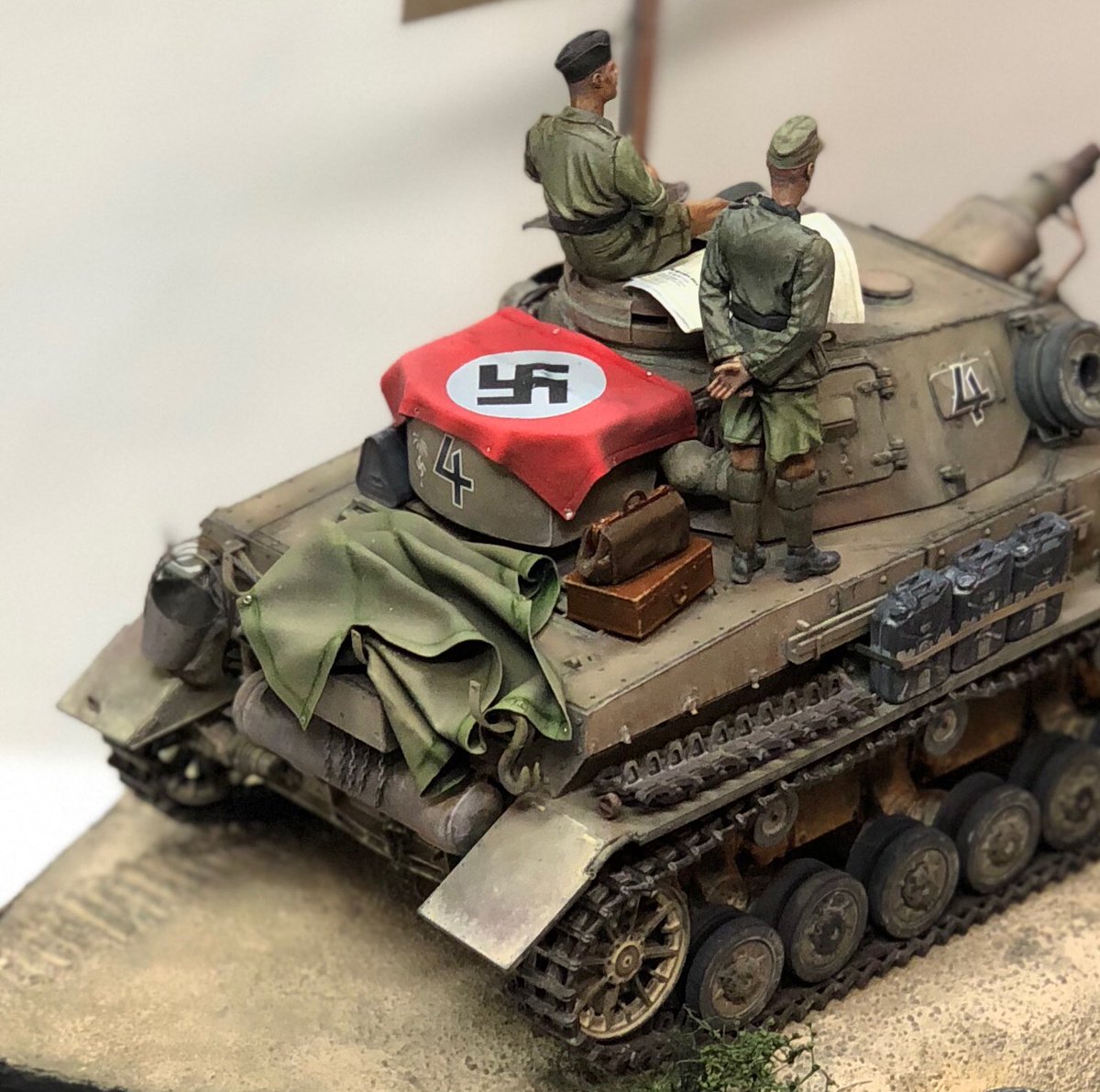 #みんなのズベズダ見せて
インスタでハーケンクロイツはセンシティブなのかなと気を使って一枚目の写真をupしたら海外の方々から「こんな中途半端な作品を貼るな」とか「過去の出来事から逃げるな」的なコメントが数々届いて、チョットイラっとしたのでありのままの写真をupしたらめっちゃ❤️が伸びたw