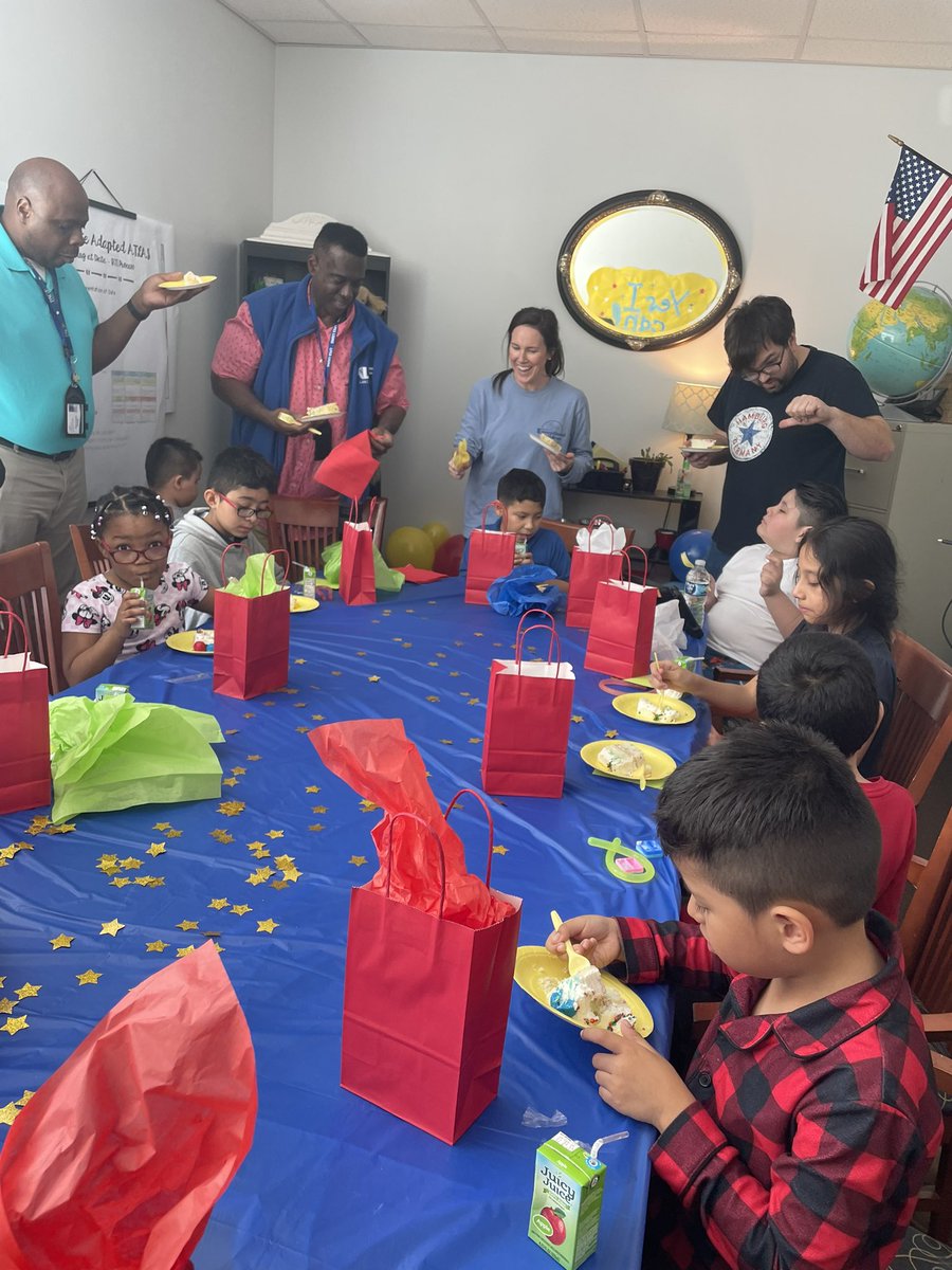 Sonyateacher97's tweet photo. Yes, I Can Awards Ceremony at Lake Forest ES #FultonCoSchools #LFLions #exceptionalchildren 
Celebrating our exceptional students!!!! What a great party. https://t.co/aWTvfrH5fN