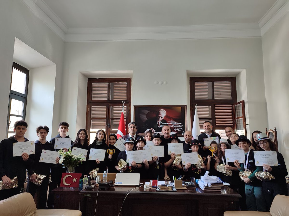 Bornova İlçe Millî Eğitim Müdürlüğü (@bornovamem) on Twitter photo FLL Challenge İzmir Yerel Turnuvasında "Yenilikçi Proje Ödülü" kazanan Suphi Koyuncuoğlu AL. ROBOKOD takımı ve "Yükselen Yıldız Ödülü" kazanan Mediha Mahmutbey OO. MMX takımı, İlçe Müdürümüz Sayın Mustafa İSLAMOĞLU tarafından başarı belgesi ile ödüllendirildi. <a href="/tcmeb/">Millî Eğitim Bakanlığı</a> <a href="/izmir_ilmem/">İzmir İl Milli Eğitim Müdürlüğü</a> FLL Challenge İzmir Yerel Turnuvasında "Yenilikçi Proje Ödülü" kazanan Suphi Koyuncuoğlu AL. ROBOKOD takımı ve "Yükselen Yıldız Ödülü" kazanan Mediha Mahmutbey OO. MMX takımı, İlçe Müdürümüz Sayın Mustafa İSLAMOĞLU tarafından başarı belgesi ile ödüllendirildi. <a href="/tcmeb/">Millî Eğitim Bakanlığı</a> <a href="/izmir_ilmem/">İzmir İl Milli Eğitim Müdürlüğü</a>