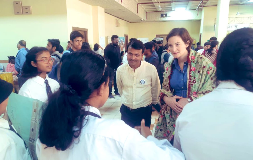 .@CScottFCDO & @Andrew007Uk addressed a group of 350 stakeholders of students, farmers & environment experts on 🇬🇧🇮🇳collaboration on climate at the Move for Earth Symposium by @SwitchONIndia. They felicitated women achievers in climate & enjoyed exhibits put together by students.