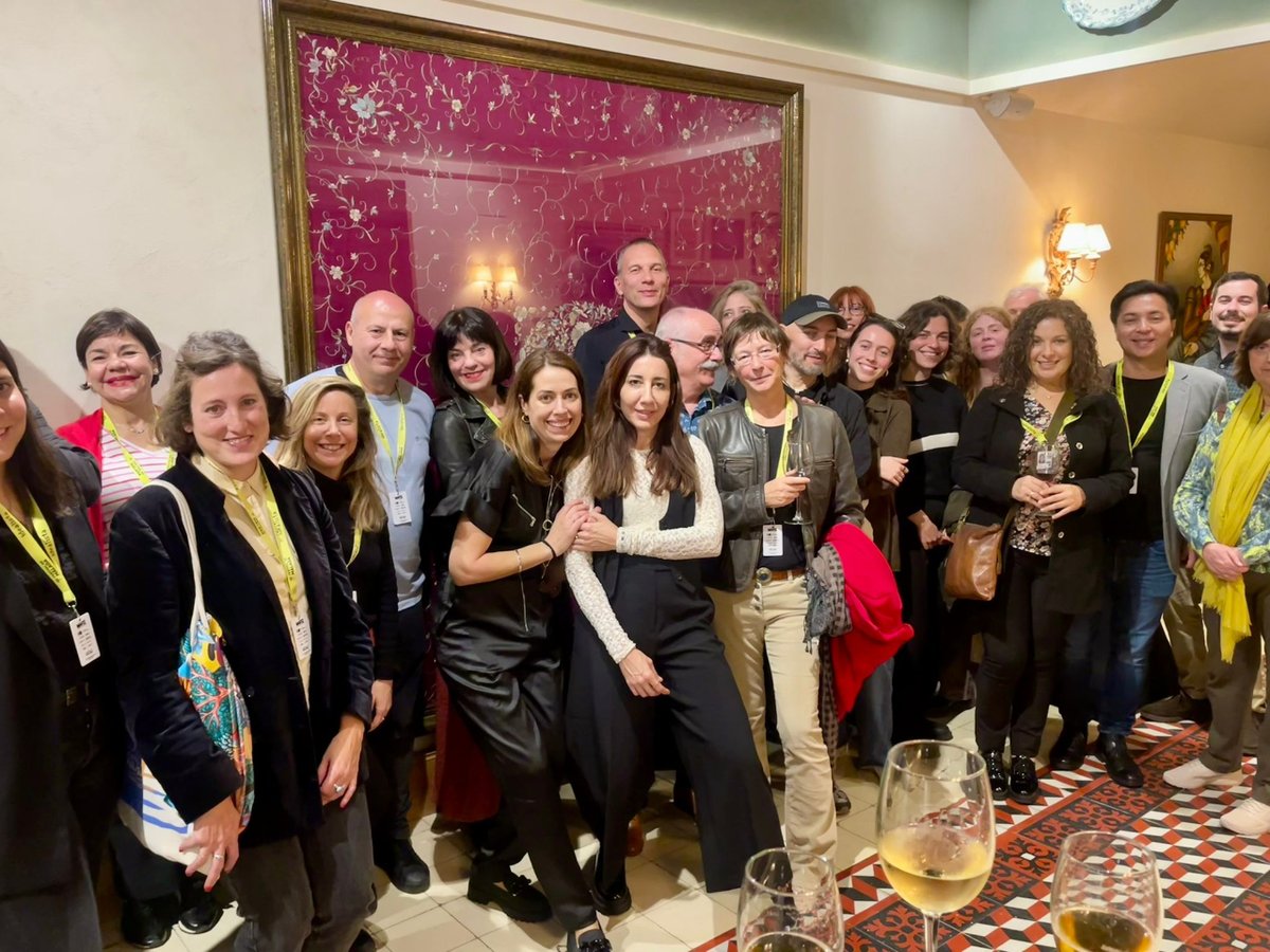 Pro_Docs's tweet photo. ¡Qué buen regusto nos ha dejado el paso de #ProDocs por el @festivalmalaga! 🎬✨ Más de 40 personas, entre socios y socias, profesionales del sector e instituciones, nos encontramos en el cóctel que organizamos en El Pimpi para estrechar lazos en favor del documental. https://t.co/qJmc6YHbMv