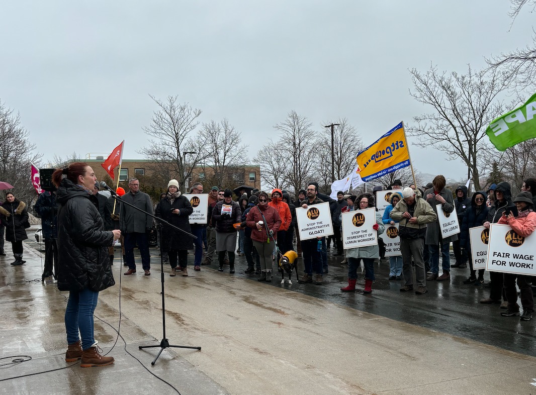 LUMUN_NL's tweet photo. Thank you to everyone who came out to our rally in solidarity for fairness for Lecturers! Was great to see representatives of @MUNSU35 , the @CFSNL, @MUNFaculty, @RNU_NL, @CAUT_ACPPU, NAPE, @CUPE1615, @NLFL_labour, and @NLNDP!
#MemorialUniversity #MUNL #MemorialU #GrenfellCampus https://t.co/zMcUu049N3