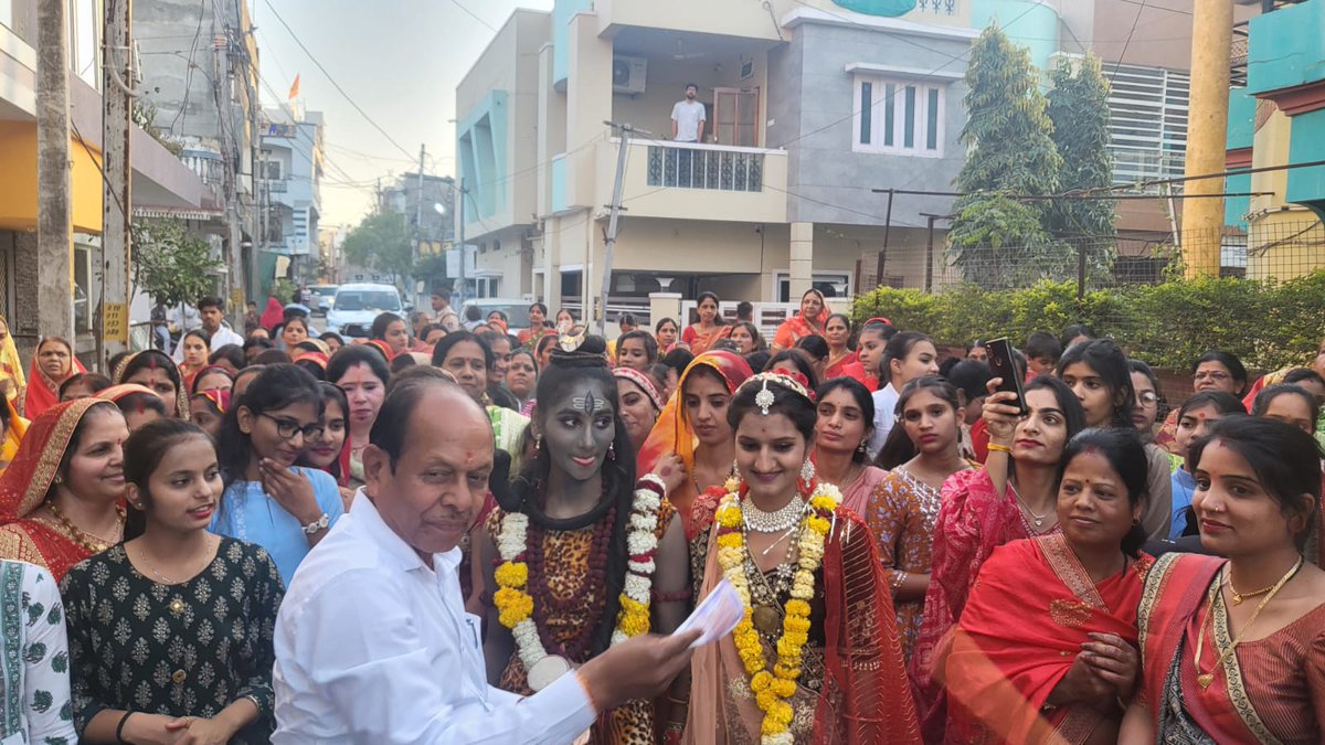 iMadhuVerma's tweet photo. ॐ नमः शिवाय 🚩

आज महाशिवरात्रि के पावन अवसर पर राऊ नगर परिषद के साईं विहार में 'शिव पालकी यात्रा' में उपस्थित होकर भगवान के दर्शन का लाभ लिया।

पालकी यात्रा में पधारे समस्त श्रद्धालुजन को महाशिवरात्रि पर्व की अनंत कोटि शुभकामनाएं। https://t.co/Ane09GDT0c