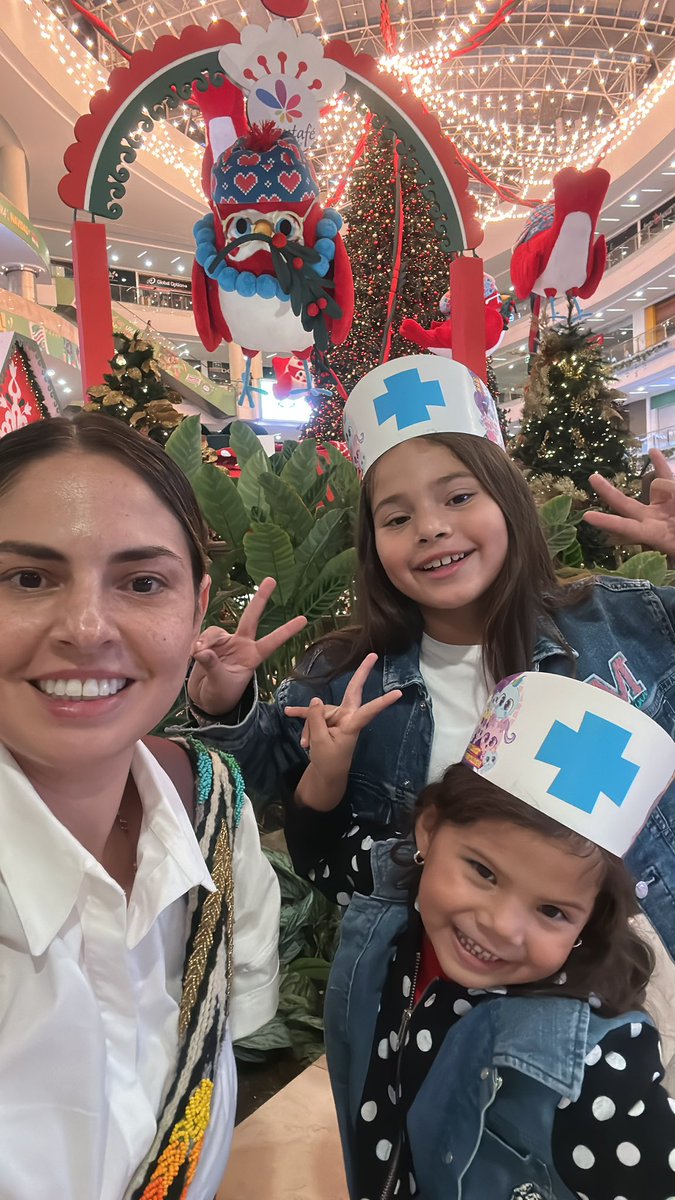 sergiomaldoh's tweet photo. Ellos corriendo a comprar el detalle para “celebrar” #DiaDeLasMujeres Ojalá tuviéramos ese afán de construir una sociedad segura para ellas, en donde no se normalice el maltrato, la violencia económica o el abuso, esa sí es una forma de reivindicar lo q se conmemora hoy #PorEllas https://t.co/eKgkI0GQFU