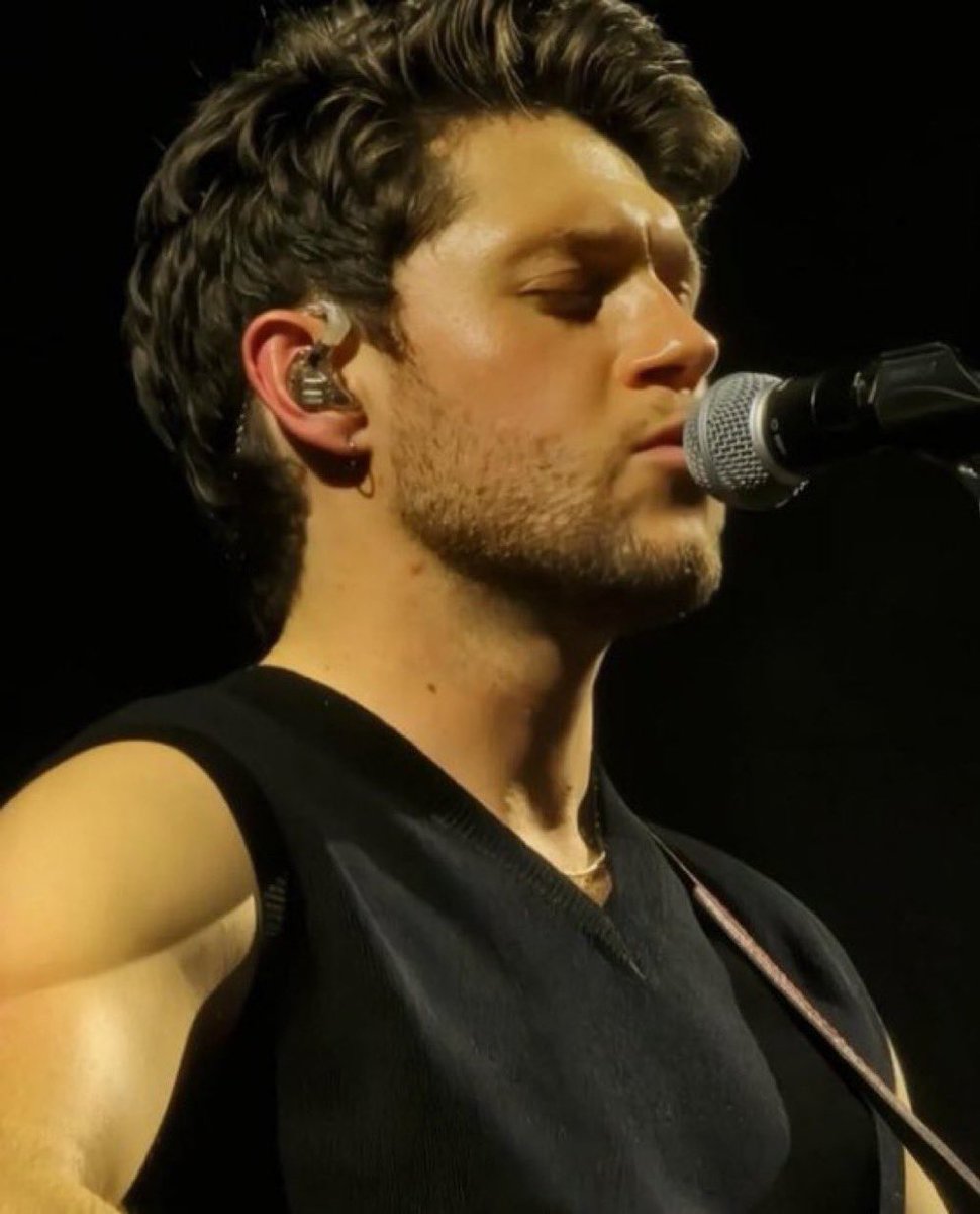Tomlinbucks's tweet photo. i am sorry but niall horan is winning the sculpted by the gods competition https://t.co/mKwvznqXFr