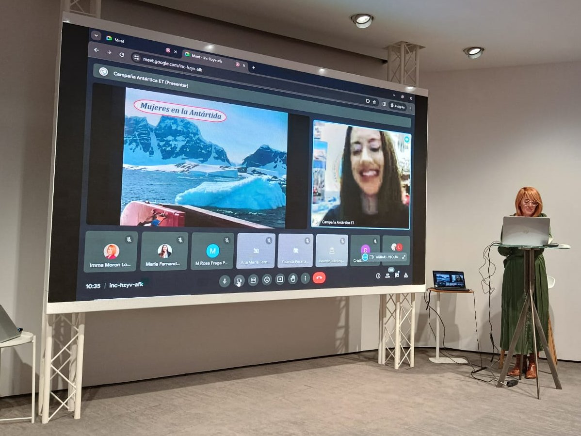 #DíaInternacionalDeLaMujer💜

🗣️ <a href="/beln_rosado/">Belén Rosado</a>, doctora en Matemáticas y profesora en la Universidad de Cádiz, nos ha compartido, desde #IslaDecepción de la #Antártida, su experiencia como investigadora en la deformación de un volcán activo. 🌋