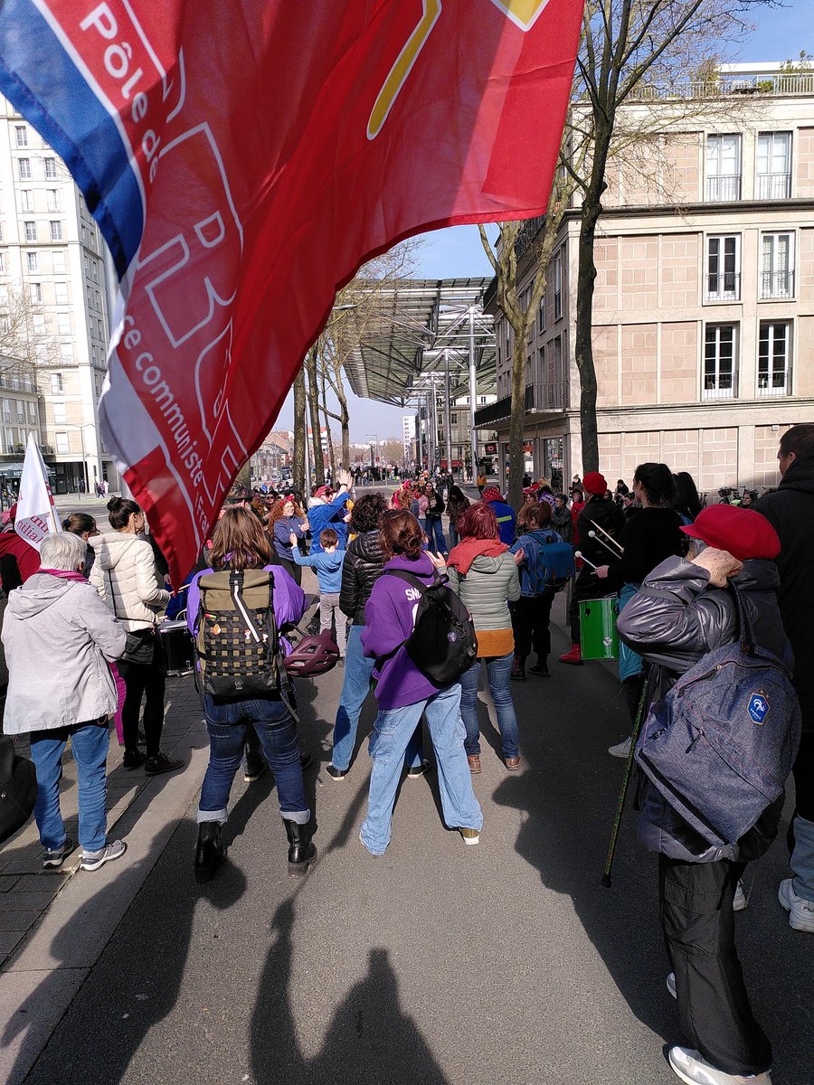 Le #PRCF80 à la manif féministe d'#Amiens !
Pour un #FeminismeRouge !