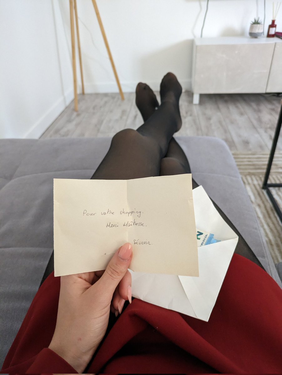 SMBDSM520299's tweet photo. Hier, il est venu avec une enveloppe qui a financé tous nos cocktails. 
Complètement envoûté, il est revenu ce midi cette fois pour mon shopping. 
Quelques secondes à peine pour m'admirer. 
Je suis un génie. https://t.co/YkXI3T2oZV