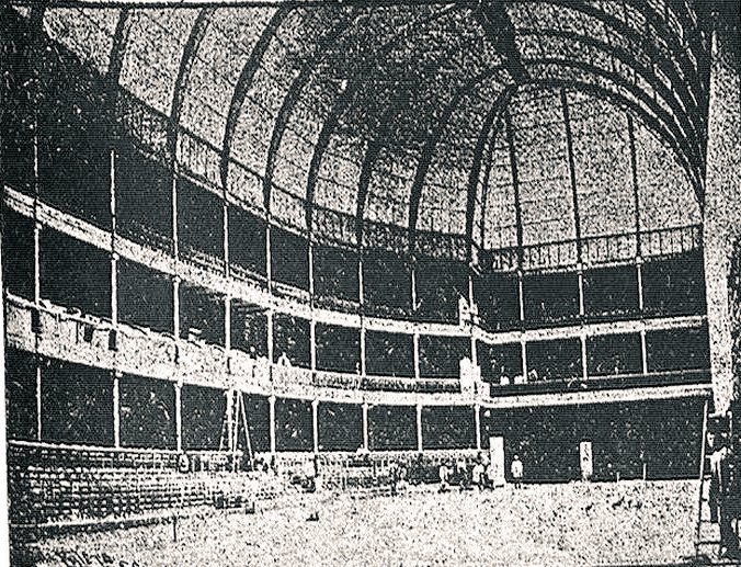Una foto nunca vista del interior del desaparecido #FrotonFiestaAlegre de #Valladolid de 1895 (Revista El Pelotari).
Se ve claramente la forma de la cúpula de vidrio, espectacular.
Más imágenes en avivalladolid.blogspot.com/2024/03/fronto…