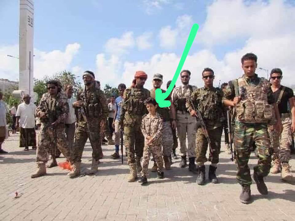 طفل وعليه كل هؤلاء الحراسات !
من يكون ؟