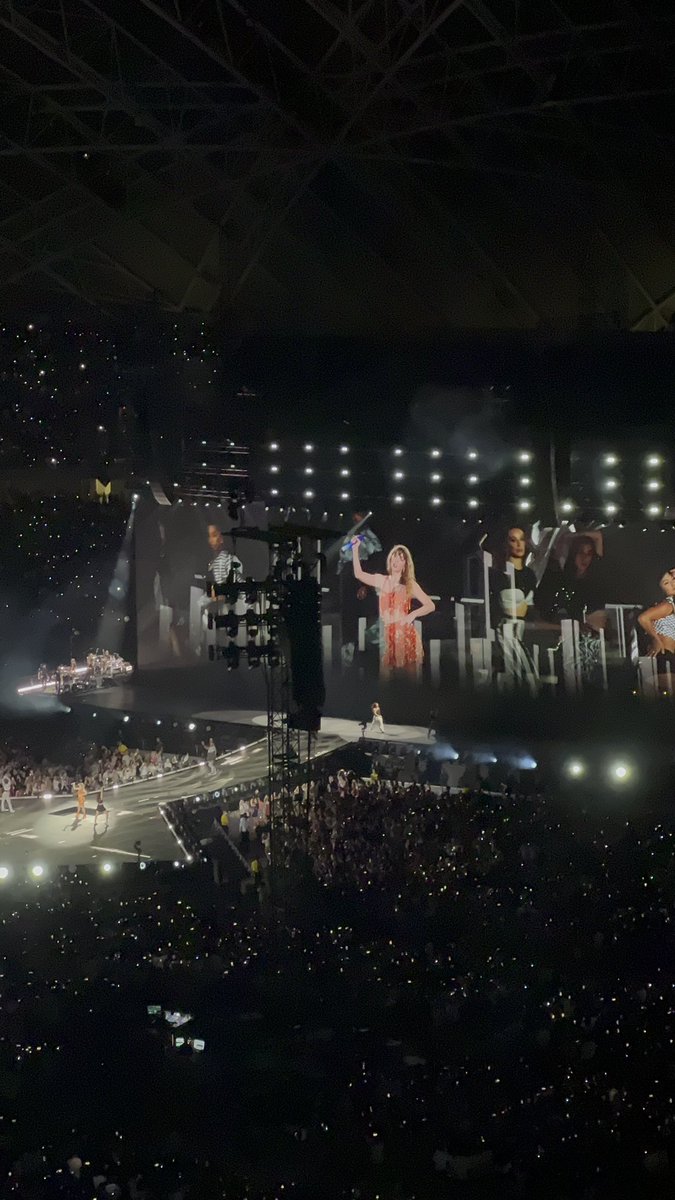 TSTheErasTourSG's tweet photo. TONIGHT 1989 OUTFIT IS ORANGE!!!

#SingaporeTSTheErasTour https://t.co/04ic21fKPa