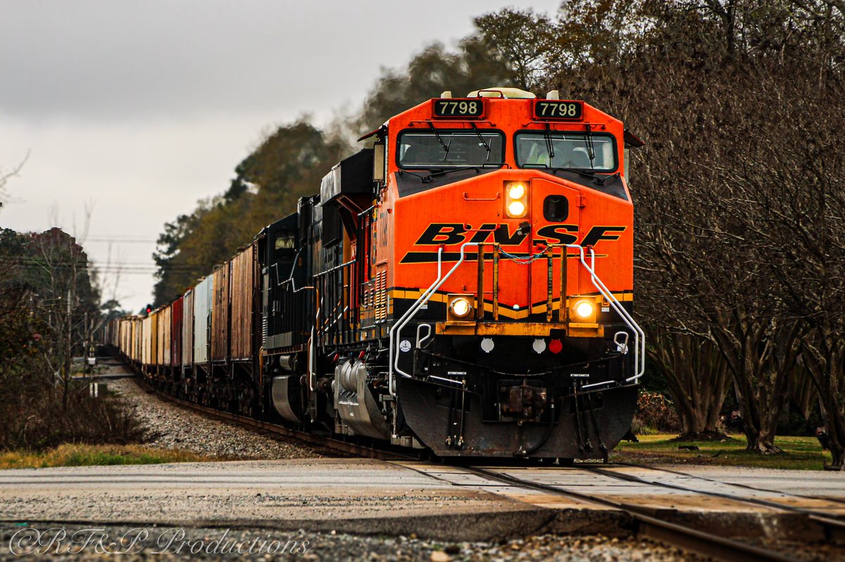 RFPProductions's tweet photo. What a trip…

Southeast Georgia had it all from heritage units, YN2 EMDs, work trains, Big MACs, foreign power, and so much more! https://t.co/1CYV5WBztP