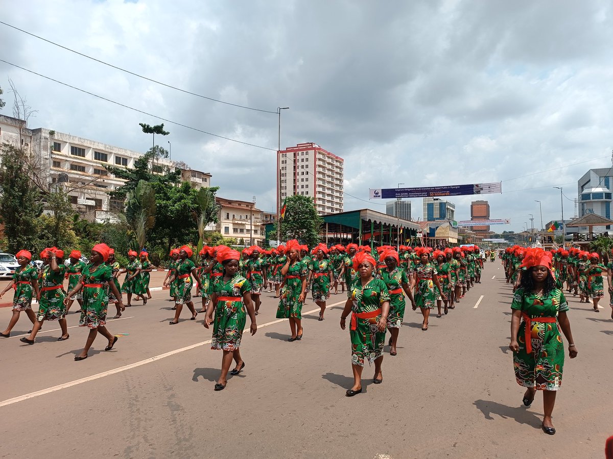 Passage de la Croix -Rouge Camerounaise au boulevard du 20 mai à l'occasion de la célébration de la 39ème édition de la Journée Internationale de la Femme