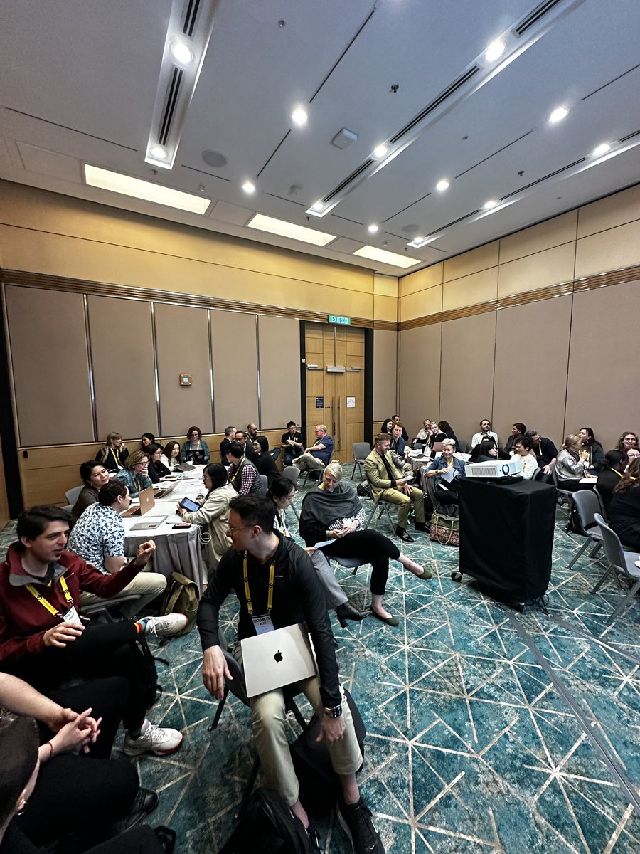 A packed room to discuss #academicintegrity and #AI! Lots of great conversations about navigating the tension between teachers’ and students’ expectations on use and disclosure of these tools. Thanks to all who attended! #21clhk