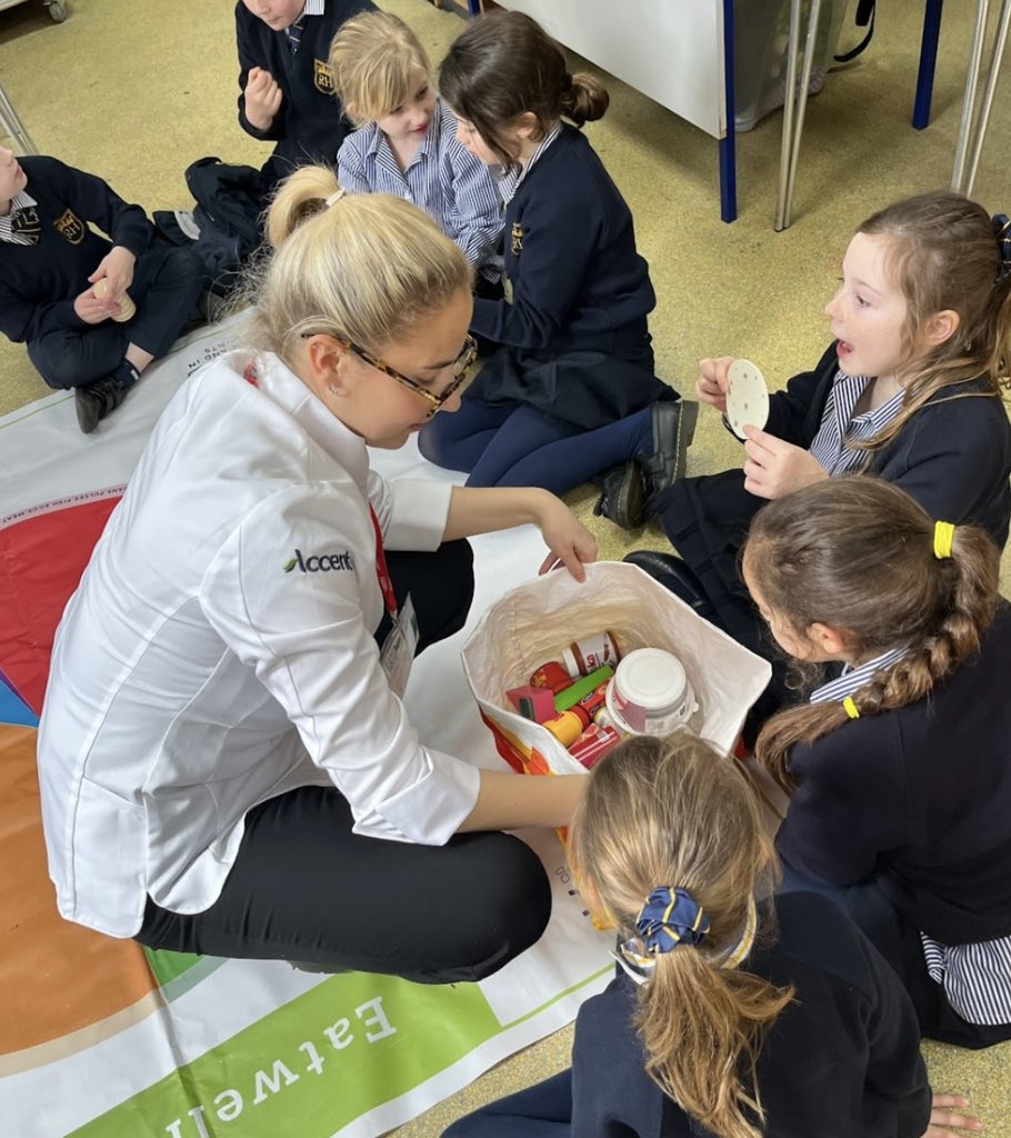 The Eatwell guide 🍽️ Rupert House edition! It was fantastic to travel to @rupert_house_school and talk to the pupils on the importance of different food groups and the amazing things they do for our bodies🥔🥩🍇🥑💦