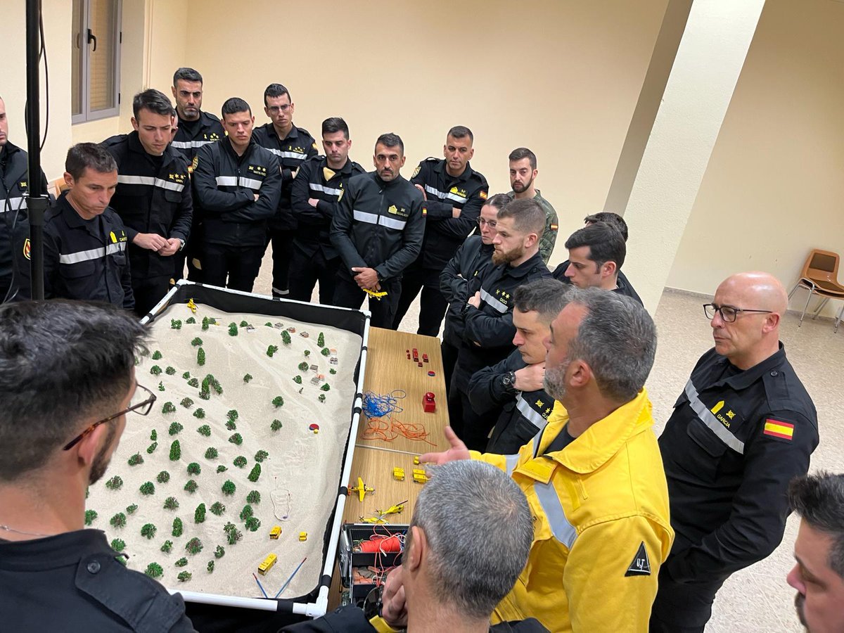 UMEgob's tweet image. Hoy se ha clausurado el Curso de Mando de Unidades Militares en la Lucha Contra Incendios Forestales #CMLCIF🔥, que imparte la Escuela Militar de Emergencias #EMES

El #CMLICF ha contado con la participación d especialistas de varios servicios de extinción nacionales e