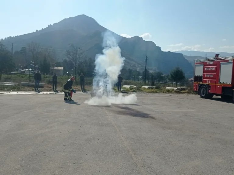 Keban Çok Programlı Anadolu Lisesinde Deprem Ve Yangın Acil Durum Tahliye Tatbikatı Yapıldı. Keban Belediyesi ekiplerince de öğrencilerimize Yangın Söndürme eğitimi verildi. 
Keban Belediyesine ve görevli personellerine teşekkür ederiz.