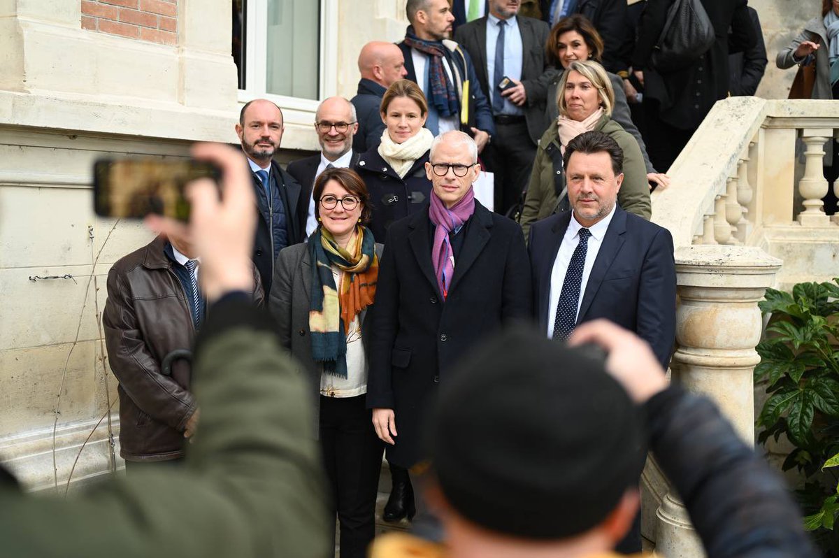 La filière Cognac fait la fierté de la <a href="/NvelleAquitaine/">Nouvelle-Aquitaine</a> et de la France, et représente 3,3Mds€ dans notre balance commerciale. 

Aux producteurs et acteurs du secteur, j’ai redit ma determination et celle du <a href="/gouvernementFR/">Gouvernement</a> à porter et faire entendre leurs intérêts.