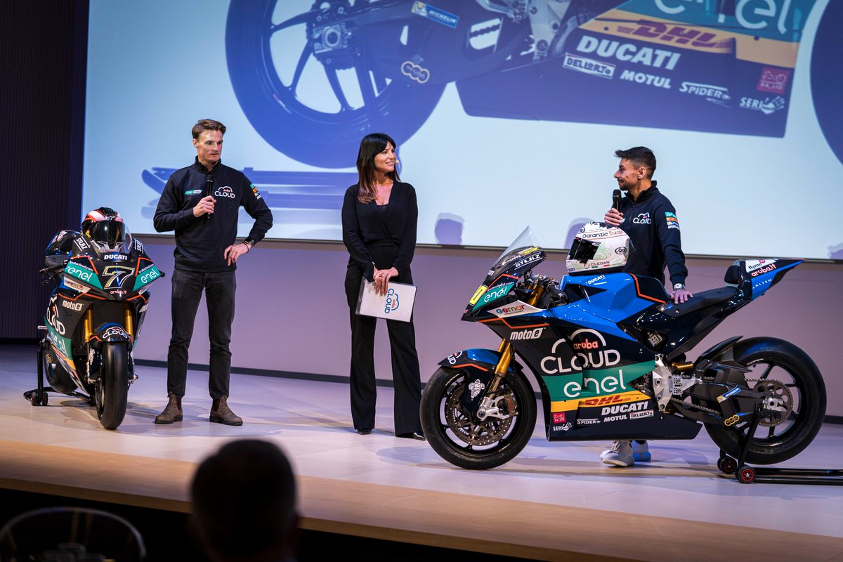 La stagione 2024 del team Aruba Cloud MotoE è entrata ufficialmente nel vivo con la presentazione delle livree delle Ducati V21L di Chaz Davies e Armando Pontone. @chazdavies7 @armapontonix @MotoEofficial 👉 cloud.it/aruba-cloud-mo…