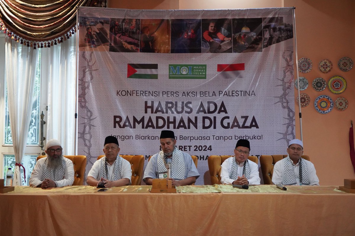 ARIBPalestina's tweet image. Ketua Majelis Ormas Islam, Ustadz Nazar Haris., MBA:

"InsyaAllah besok pagi kita akan aksi di depan kedubes Amerika Serikat, lalu long march ke Bundaran HI bersama 99 tokoh dari Ormas-Ormas Islam dan 1 juta massa."

#ramadhanhargamati
#stopfamine