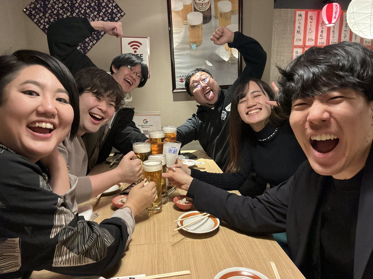srdmrd_aca's tweet photo. 明日は #アカフレ
狂乱の前夜祭。

──── 乾杯 https://t.co/6v5brV1F5d
