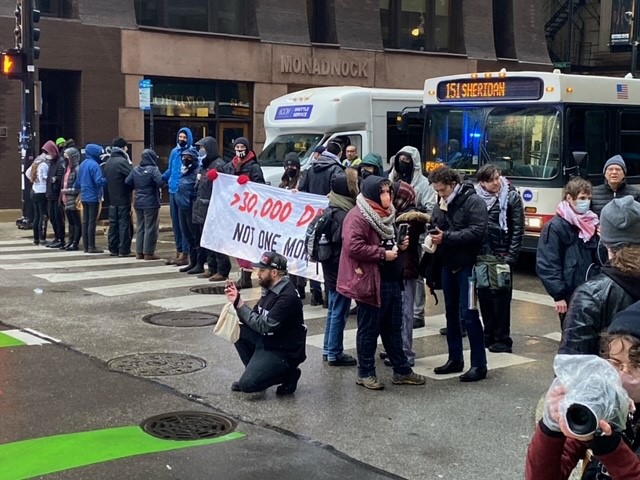 Protestors block streets at Jackson and Dearborn during AM Commute.. updates on @nbcchicago and reroutes... @GeorgeMycykNBC @SandraTorresNBC