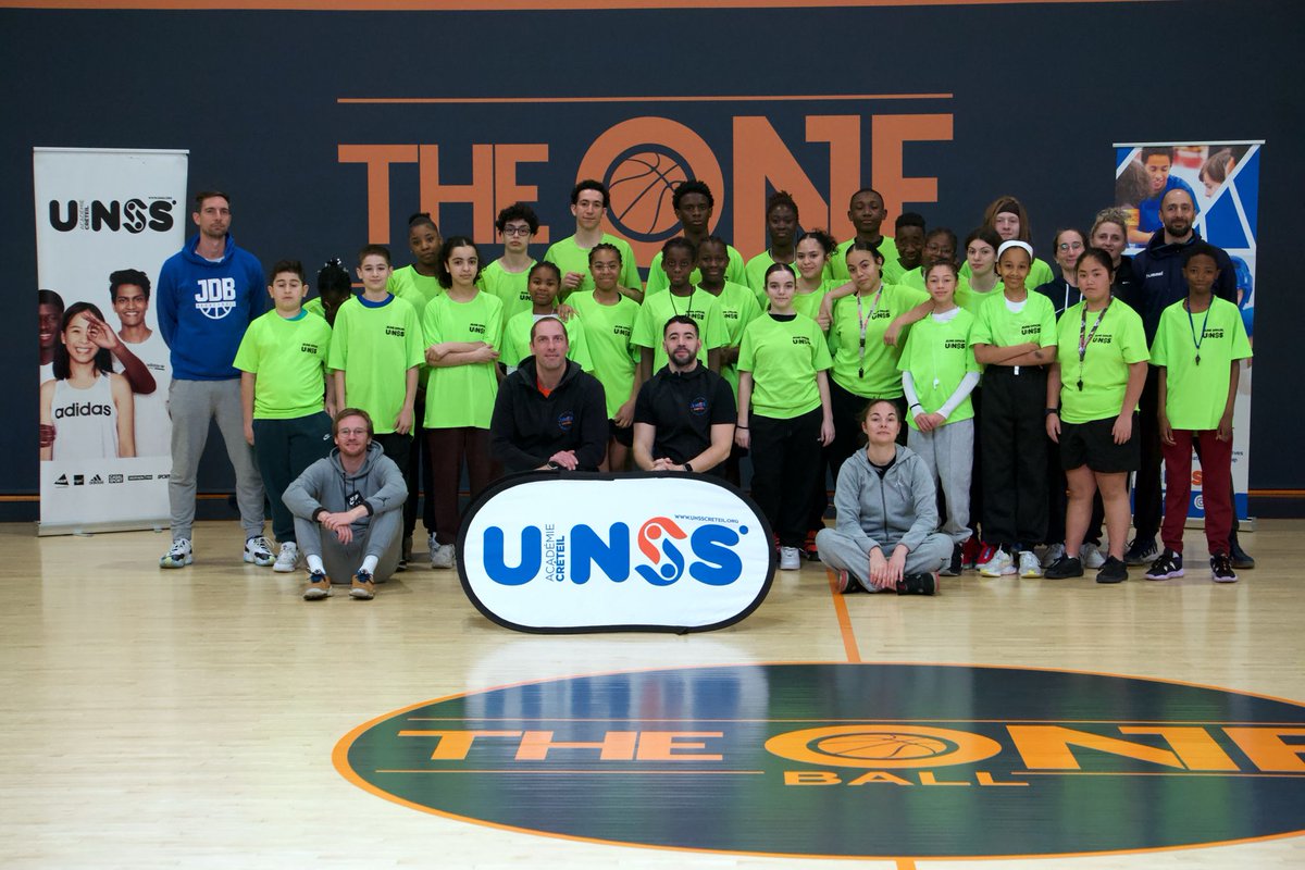 creteil_unss's tweet photo. Formation pour nos jeunes arbitres de basket🏀 au #OneBall de Noisy le Grand 👏
Prêt pour les championnats à venir avec notre #GénérationResponsable @AcCreteil
Merci aux encadrants @BasketIDF et aux enseignants d'EPS ! https://t.co/z0Qrh1Faov