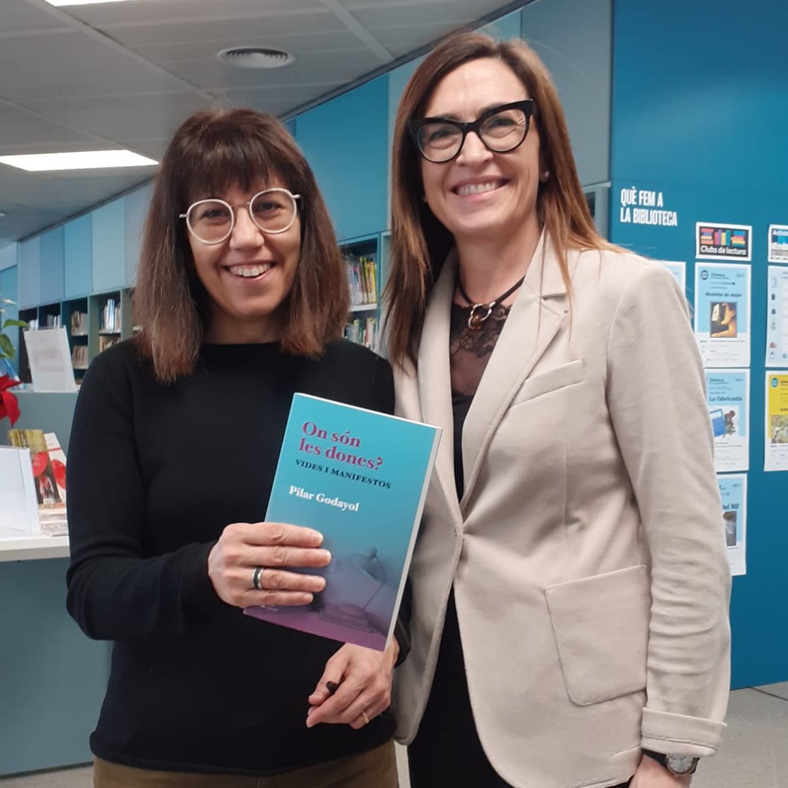 Avui ens ha vingut a veure la @pilargodayol 💜
Ens ha portat el seu últim llibre 'On són les dones?' on hi aplega les veus imprescindibles per a comprendre l'evolució del feminisme al llarg dels segles. Gràcies Pilar!

#feminisme #ManlleuCultura @eumoeditorial #8M2024