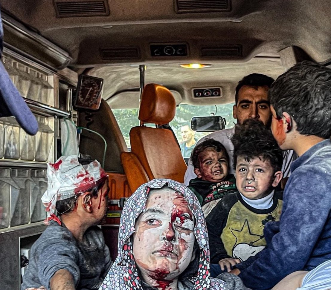 yousefaldomouky's tweet image. في يوم المرأة العالمي؛ ثمة امرأةٌ في غزة، لا تعرف حساب الأيام، ولا تؤمن بالعالم، ونسيت بفعل العدوان والنزوح والخذلان والخيانة أن لها حقوقًا تخصها كامرأة، تقف في الطوابير كل صباح أملًا في كبشة طحين، وتزاحم الموت على المستشفيات أملًا في أن تجد ابنها بين ثلاجات الموتى، ولا تجد ما…