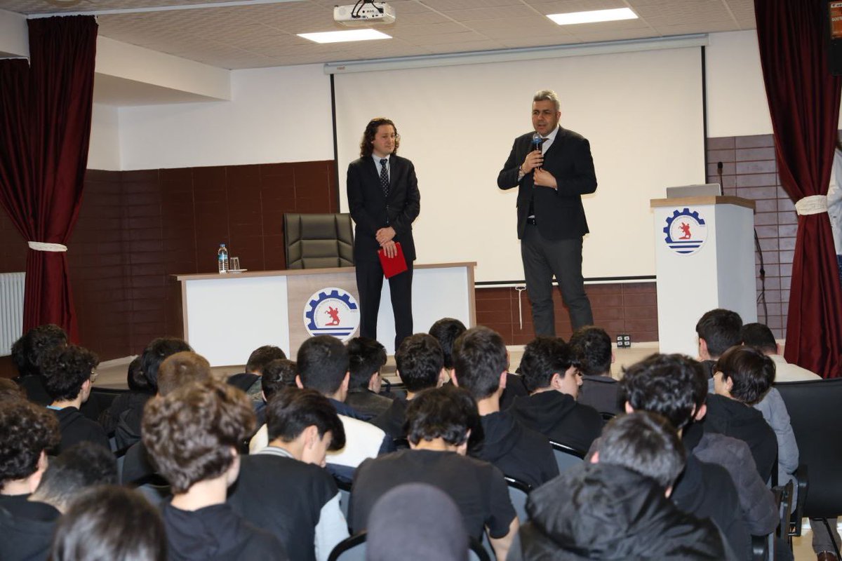 MemAtakum's tweet photo. 🎤İlçe Milli Eğitim Müdürümüz Mehmet İrfan Yetik Gençlerle Buluşma ve Tasarruf&amp;İsraf Programı kapsamında RESMAN Yön. Kurulu Üyesi Kerem Tüfekçi hocamızın sunumuyla @omumtal Gençlerimize düzenlediğimiz konferansa katılarak hocamıza kıymetli sunumlarından dolayı plaket takdim etti. https://t.co/ix1aQJI2zP