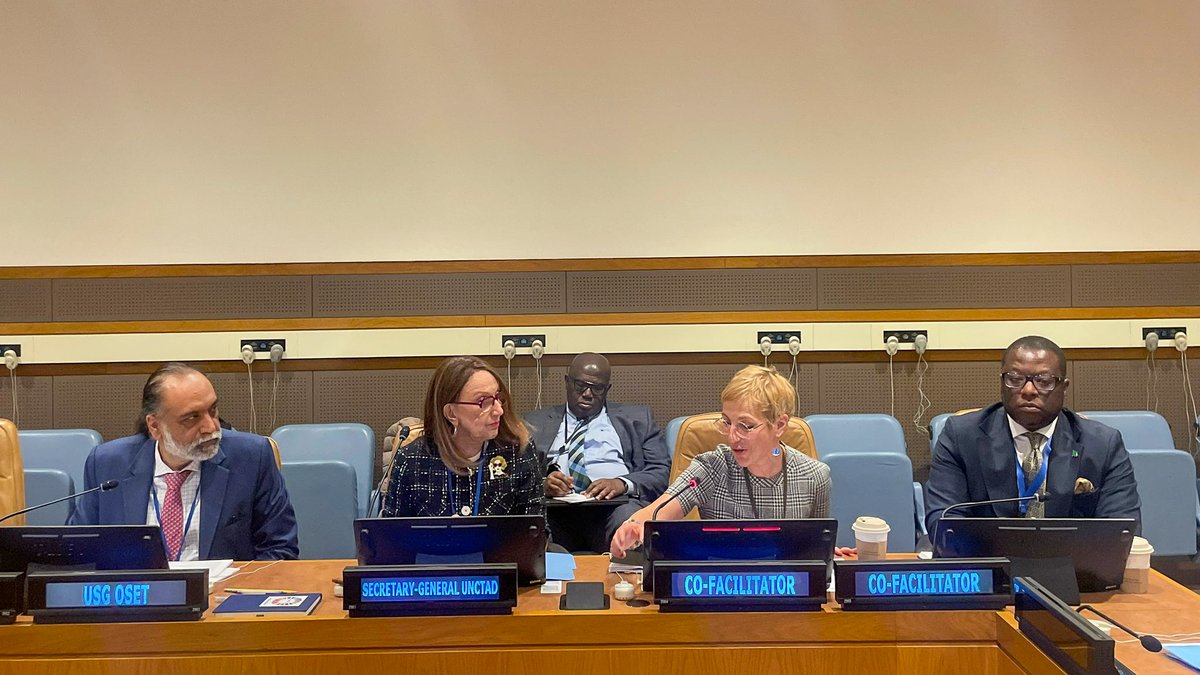 @UNCTAD Secretary-General @RGrynspan met Ambassadors @AkEnestrom of @SwedenUN🇸🇪 & Milambo of @ZambiaUN🇿🇲 and @UNTechEnvoy Amandeep Singh Gill (@gioasempre) for an informal interactive discussion on the #GlobalDigitalCompact. 👇🏼