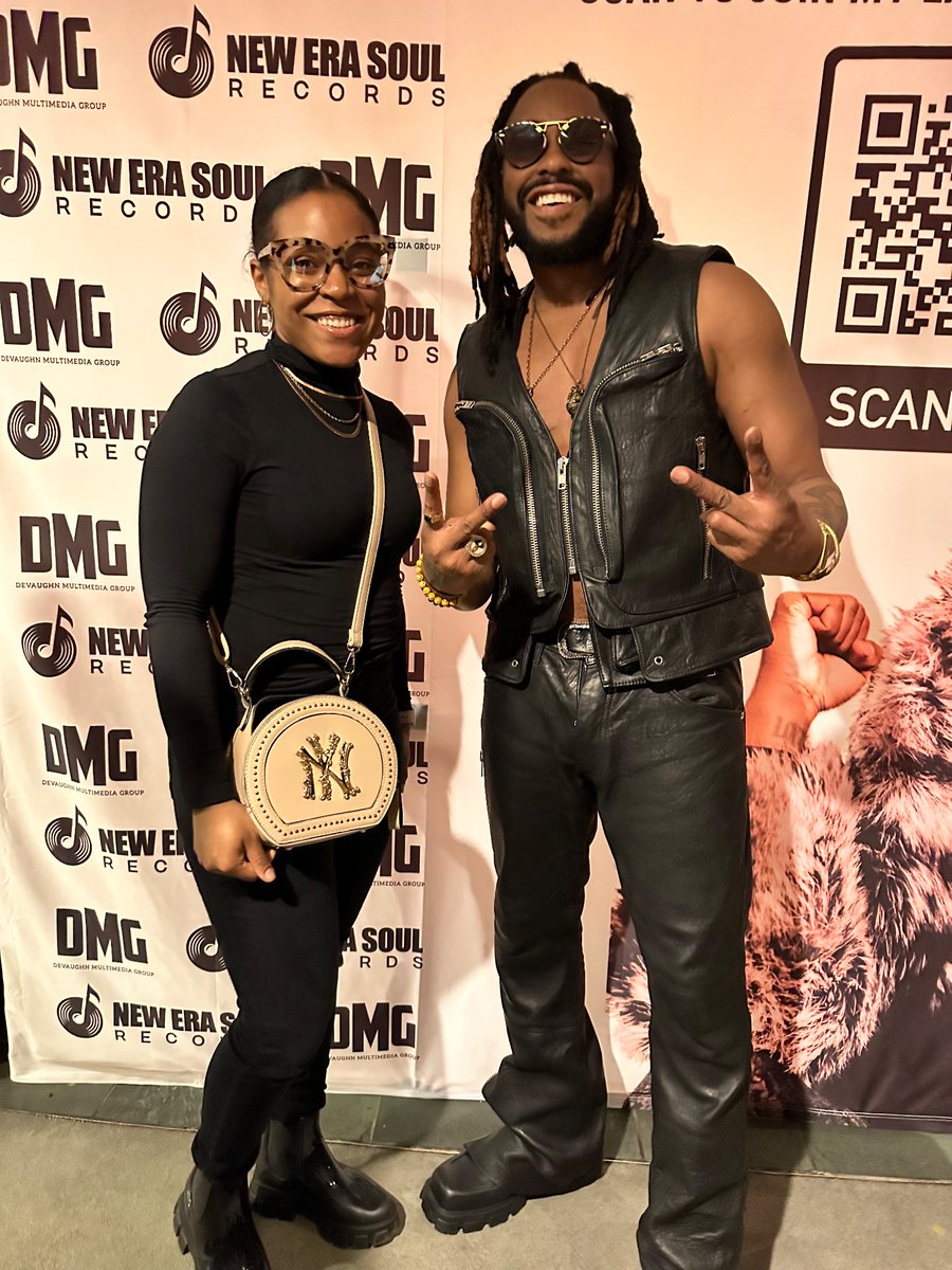 _jassssmin's tweet photo. I loveeeeee youuuu 💘 been listening to you since 2009 and you have YET to disappoint!!! Thank you for an amazing show &amp; amazing energy ❤️ @Raheem_DeVaughn https://t.co/2iTnHWfgPD