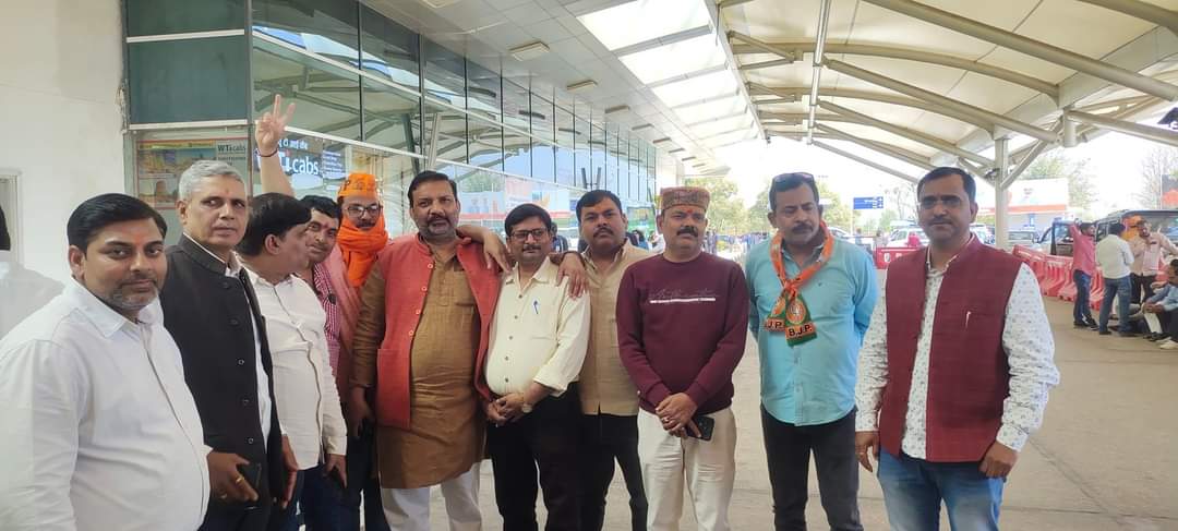 Brijeshincup's tweet photo. वाराणसी के लोकप्रिय पूर्व सांसद हम सबके अभिभावक बड़े भाई आदरणीय डा o राजेश मिश्रा जी के भारतीय जनता पार्टी की सदस्यता लेने के बाद वाराणसी प्रथम आगमन पर जोरदार स्वागत हुआ l

बम बम बोल रहा है काशी https://t.co/5SjmCZgFAl
