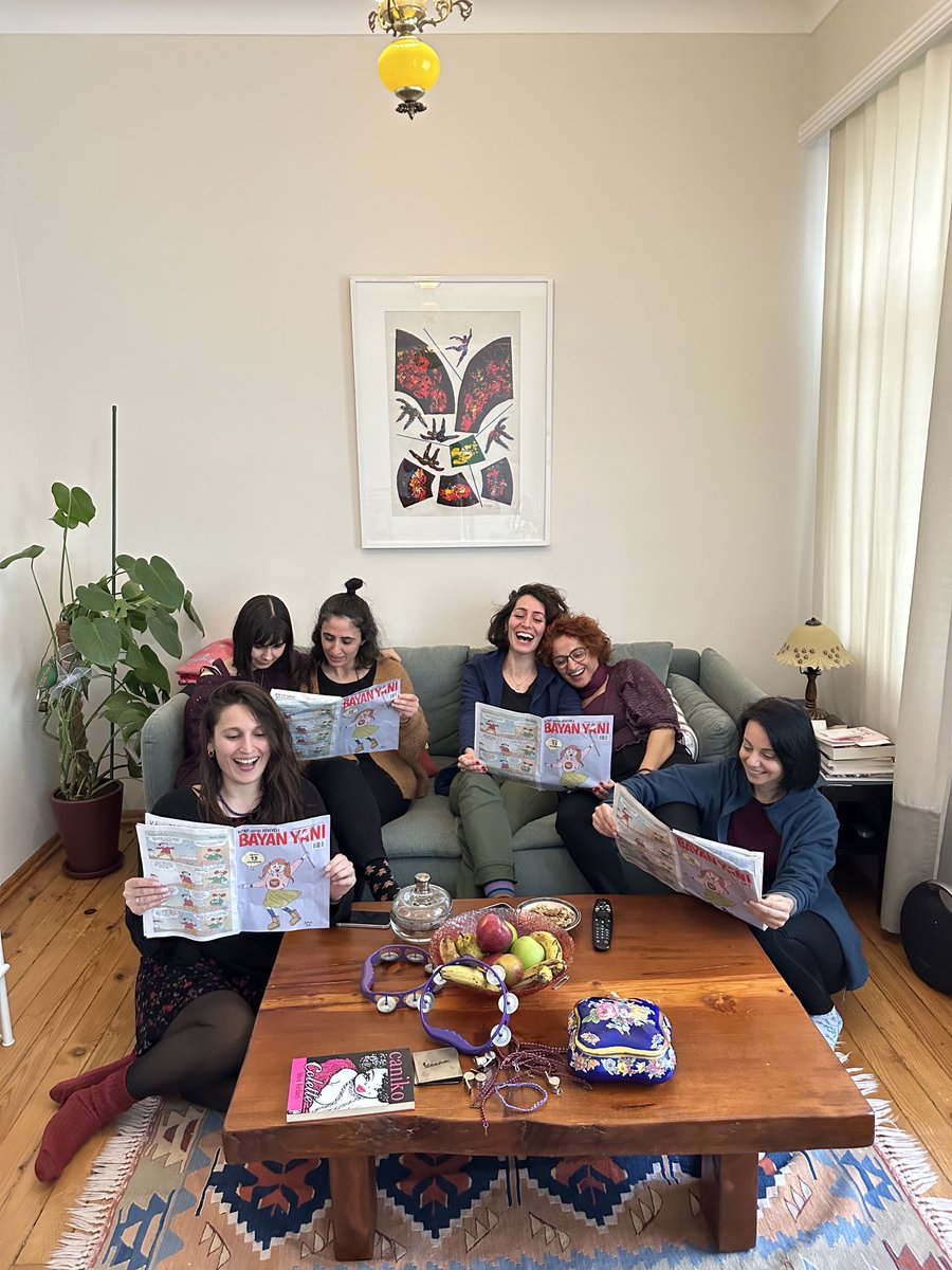 # 8Mart Feminist Gece Yürüyüşü’ne BayanYanı ve kahkahalarımızla hazırız 💜🌈💪🏼 ⁦<a href="/bayanyani/">BayanYanı</a>⁩ ⁦<a href="/ramizeerer/">ramize erer</a>⁩ ⁦<a href="/BayanyanE/">BayanYaniEnglish</a>⁩ ⁦<a href="/lemandergisi/">LeMan</a>⁩ ⁦<a href="/tuncayakgun_/">Tuncay Akgün</a>⁩ ⁦<a href="/simara62/">İncilay Erdoğan</a>⁩ #8mart
