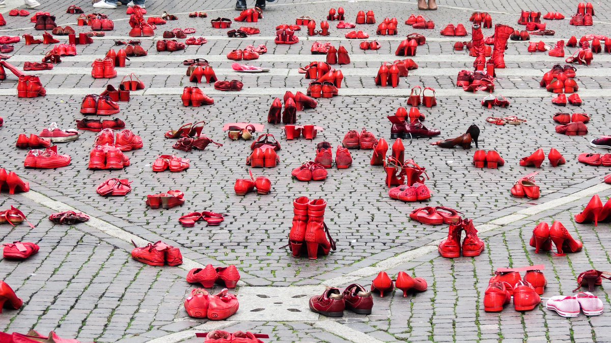 🎨 This picture is from Mexican visual artist Elina Chauvet. She staged her first installation in 2009 to denounce violence against women, feminicide and domestic violence, choosing red as the colour of blood but also of love. #ZapatosRojos #RedShoes #InternationalWomensDay