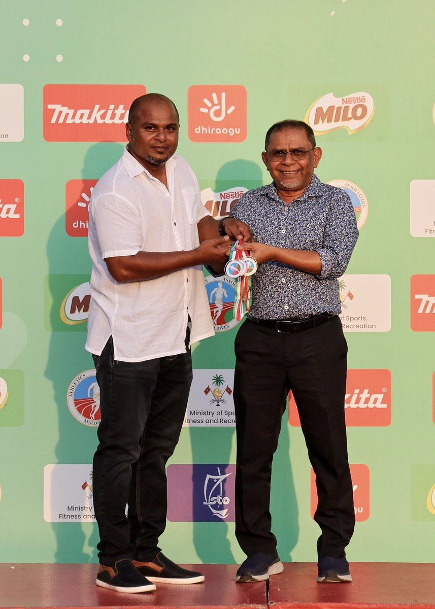 11 ވަނަ މައިލޯ އެސޯސިއޭޝަން ޗެމްޕިިއަންޝިޕްގެ ޝަރަފްވެރި މެހުމާން <a href="/Portmv/">Maldives Ports Limited</a> ގެ ޗީގް އެގްޒެކްޓިވް އޮފިސަރ މުޙައްމަދު ވަޖީހު އިބްރާހީމަށް، މުބާރާތުގެ ހަނދާނީ މެޑަލް ސެޓް ހަދިޔާކުރުން